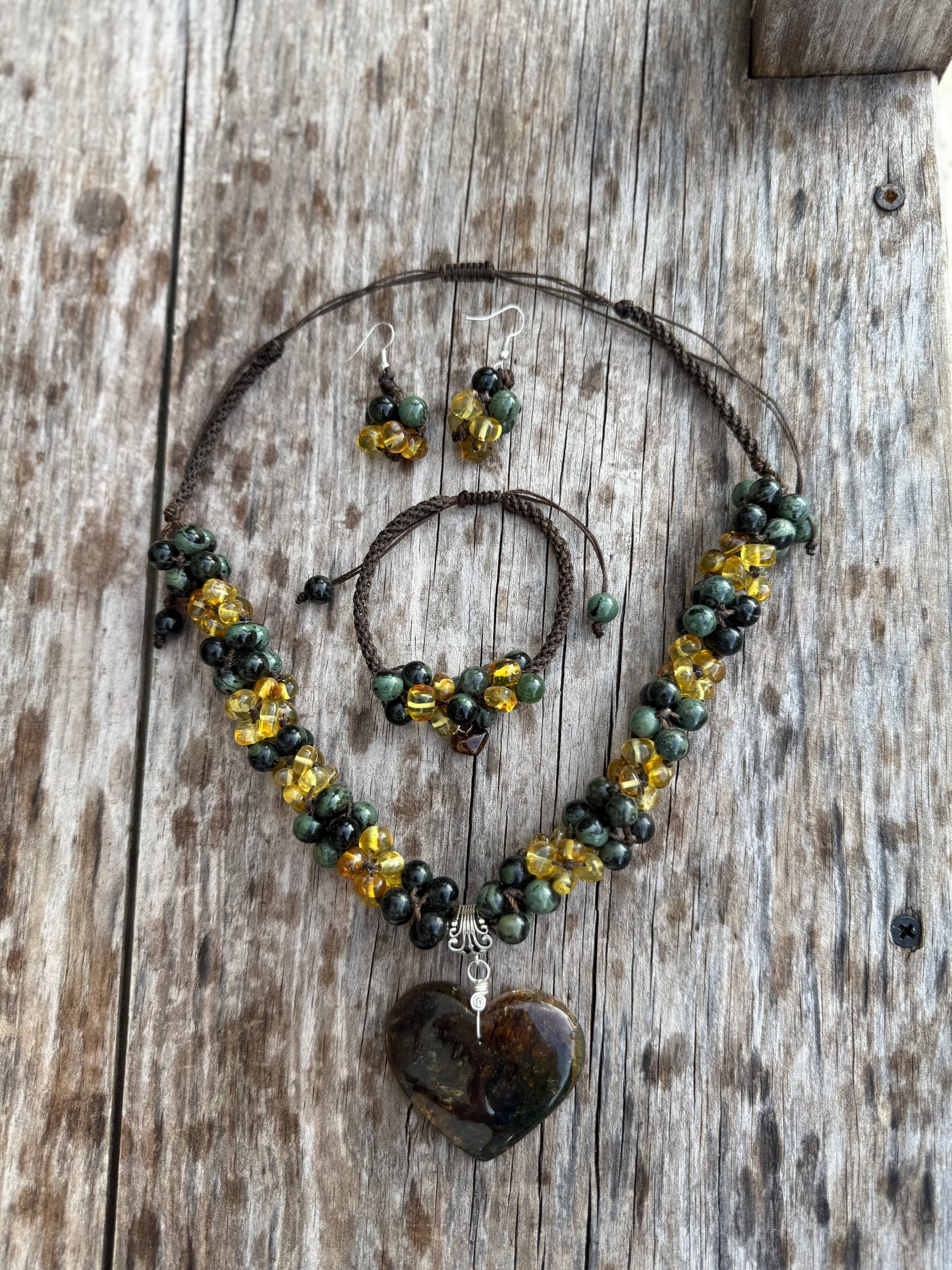Juego Collar, Aretes y Pulsera de Ámbar, Jade y Macramé