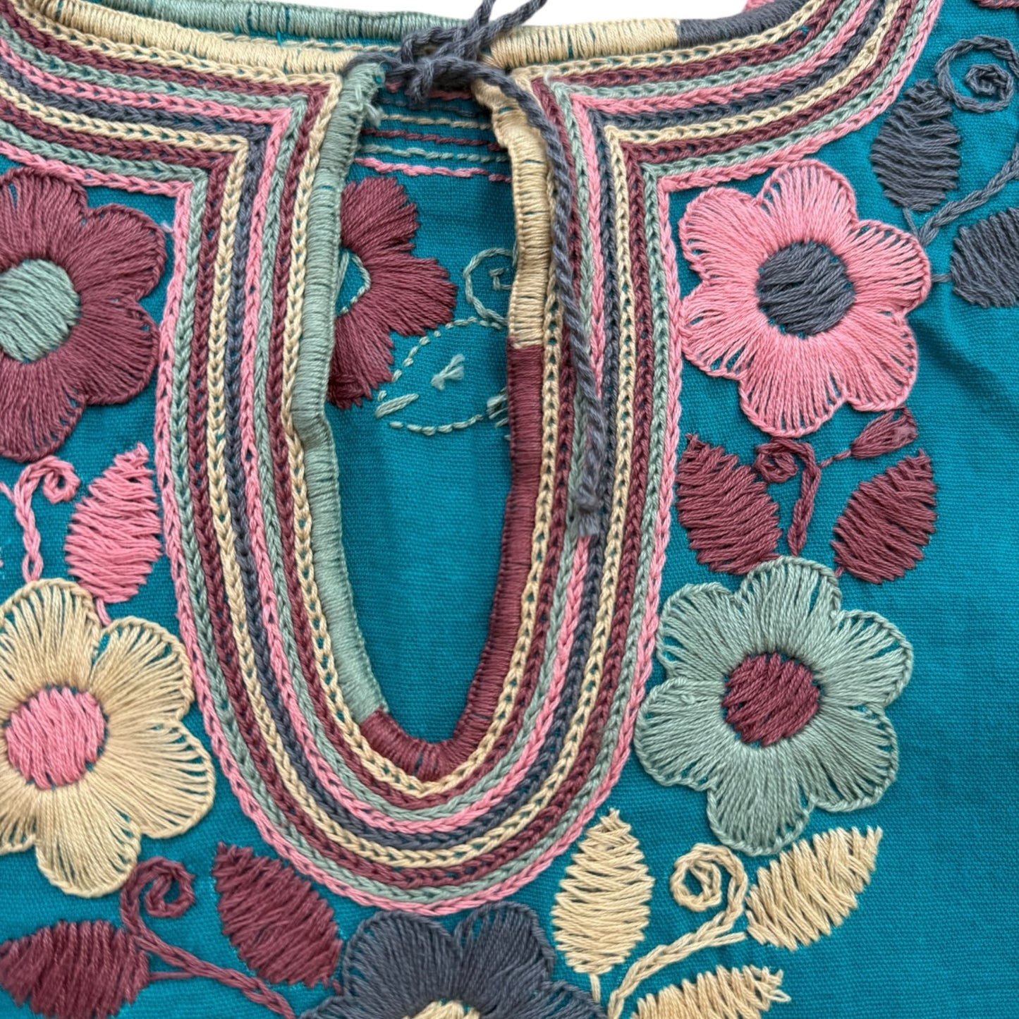 Blusa de manta bordada a mano talla XXL modelo Cadenilla Flor