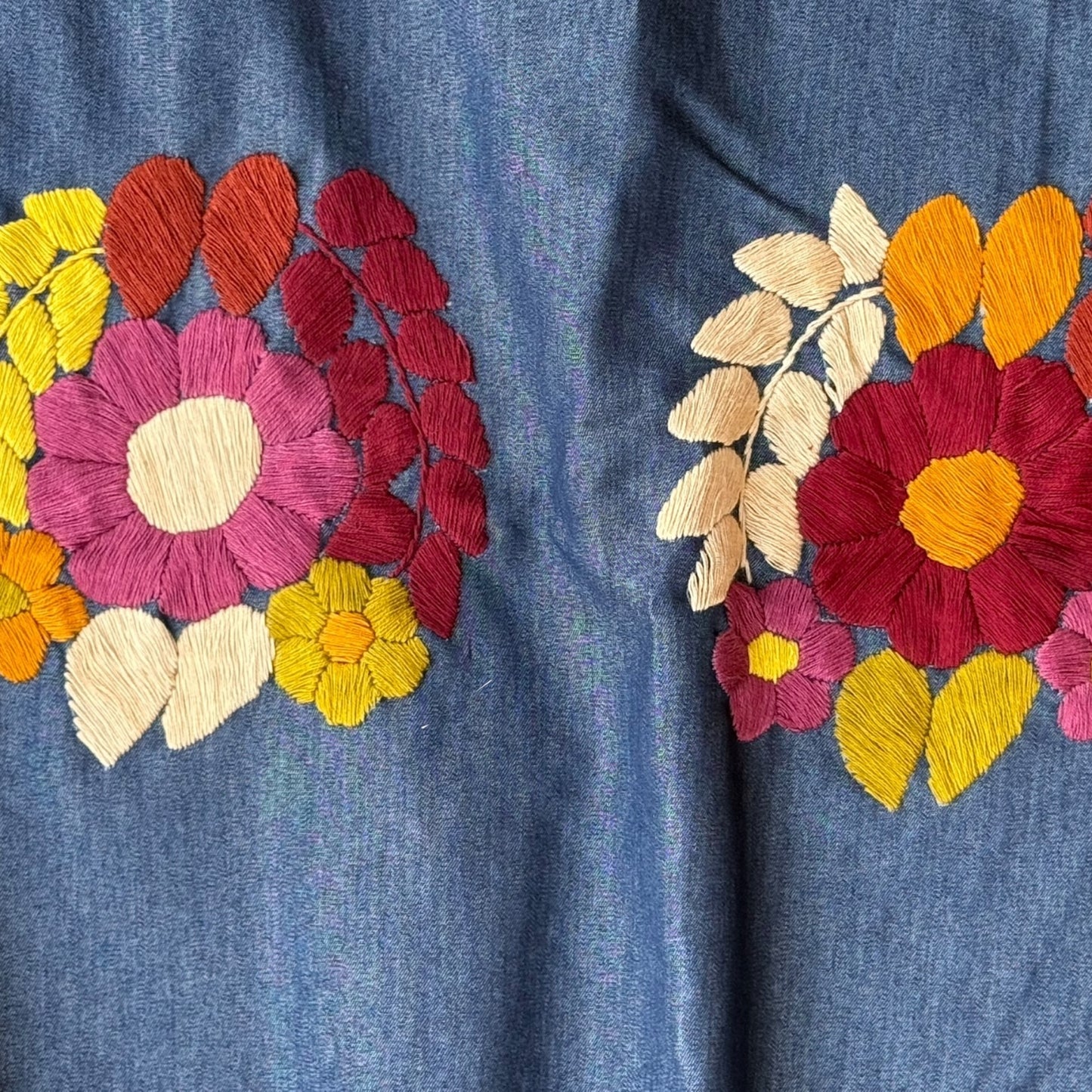 Blusa de mezclilla bordada a mano talla XXL modelo Macarena