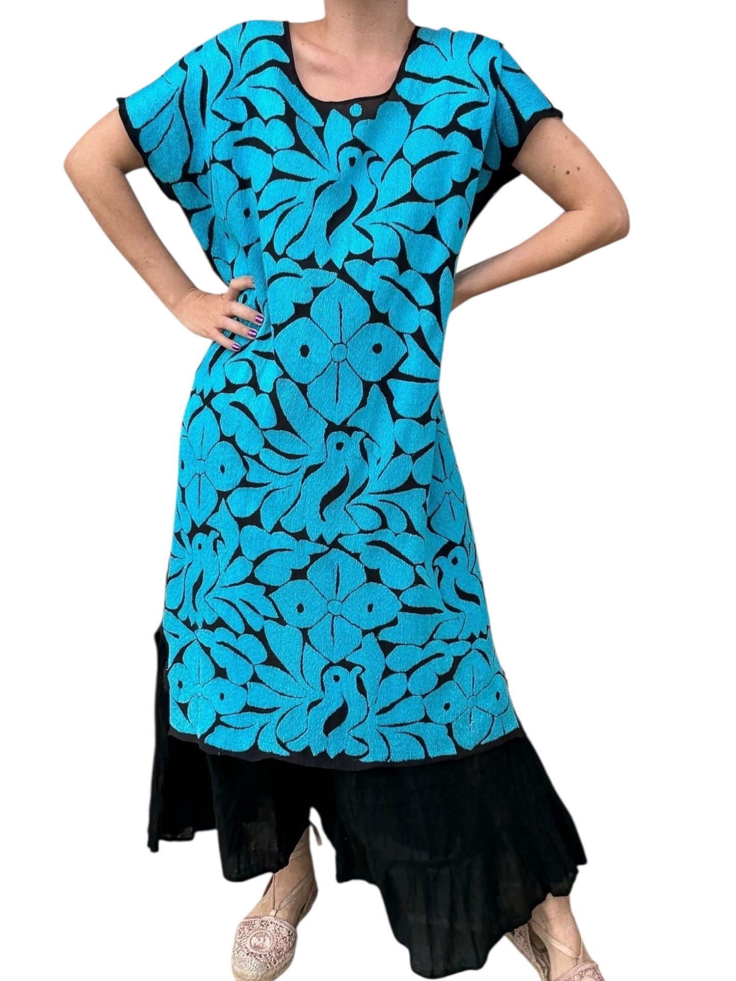 Vestido Jalapa de Díaz bordado a mano relleno celeste