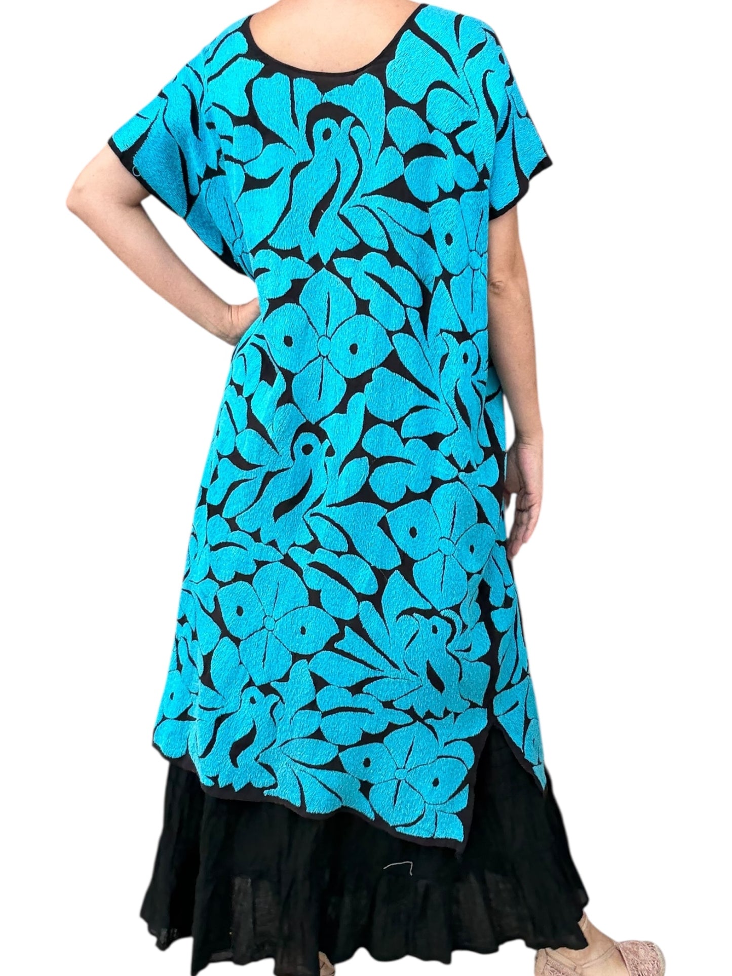 Vestido Jalapa de Díaz bordado a mano relleno celeste