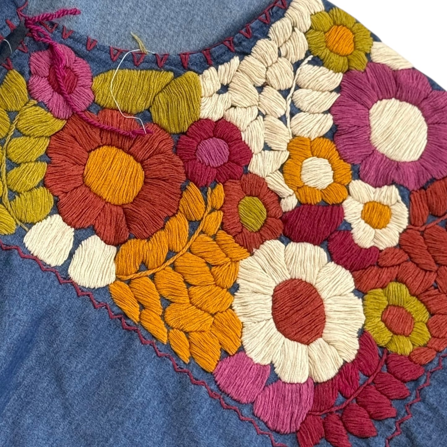 Blusa de mezclilla bordada a mano talla XXL modelo Macarena