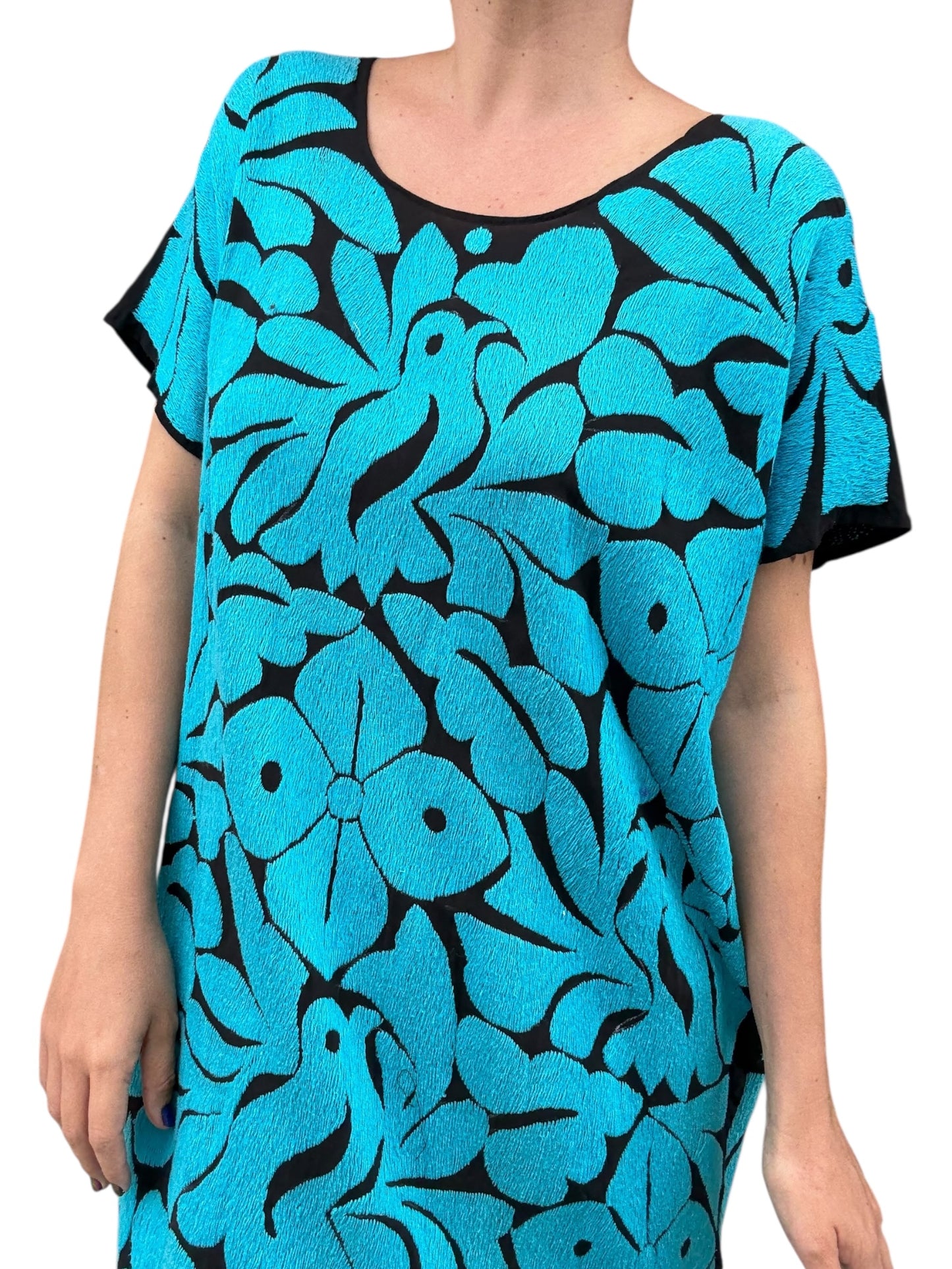 Vestido Jalapa de Díaz bordado a mano relleno celeste