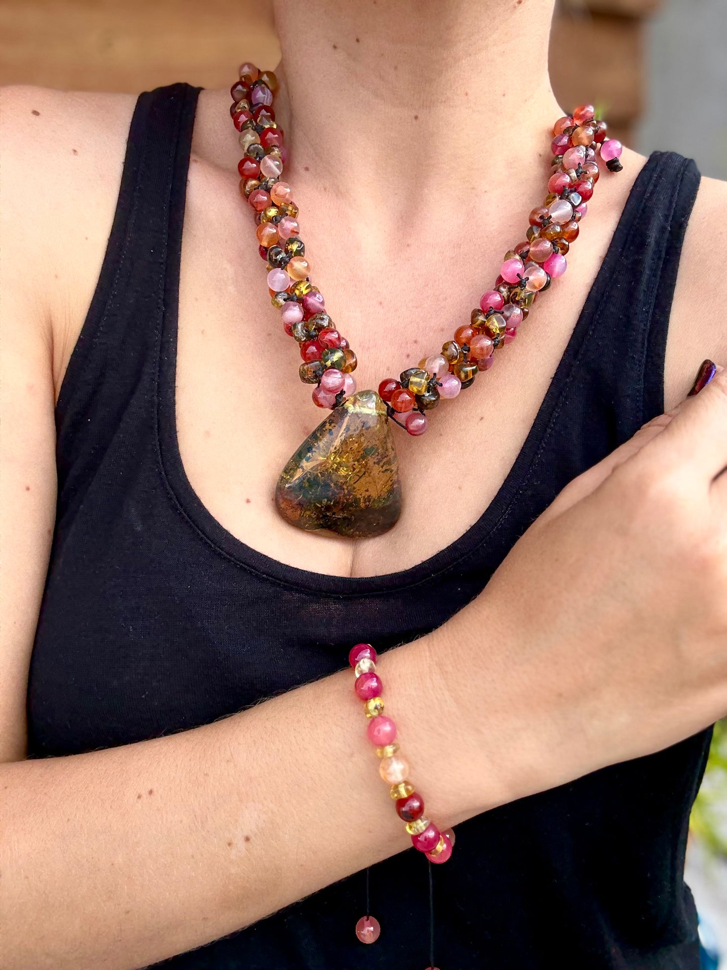 Juego Collar, Aretes y Pulsera de Ámbar, Ágata y Macramé