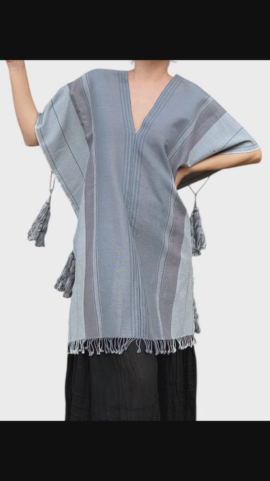 Poncho hecho en telar de cintura Gris