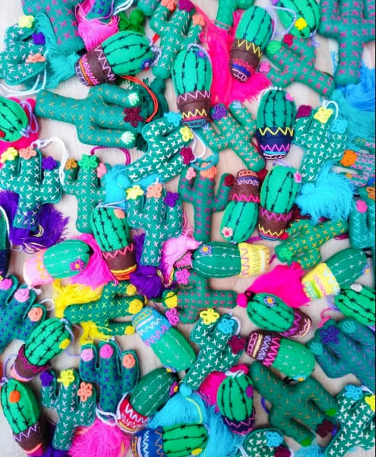 LOTE DE 12 Pompones de Estambre modelo Nopales