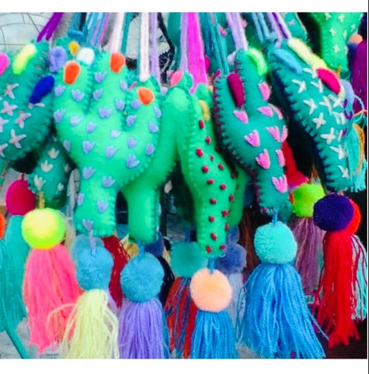 LOTE DE 12 Pompones de Estambre modelo Nopales