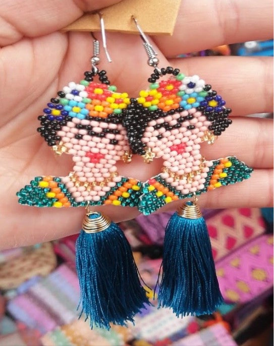 Arete Mexicano de Chaquira modelo Pompom Frida